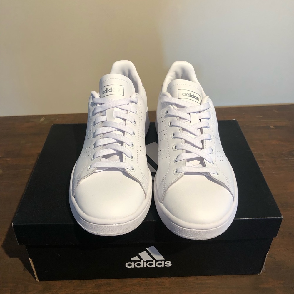 Women’s Adidas Advantage sneaker in white with metallic accent in size 8